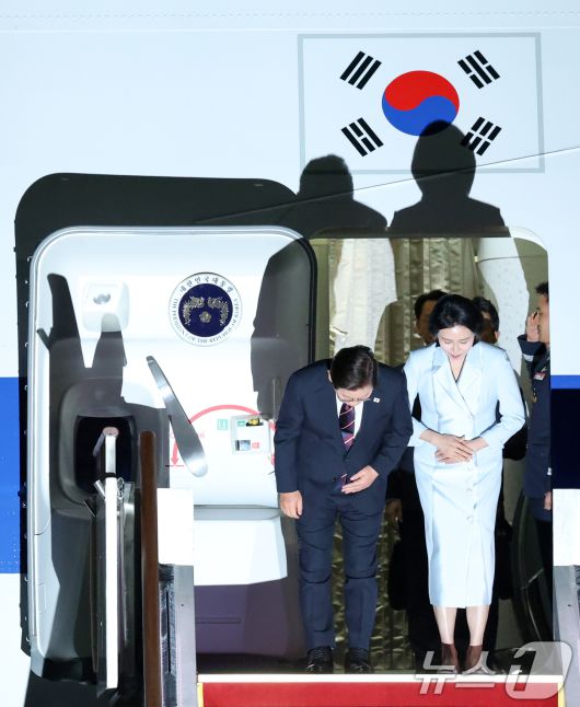 이재명 대통령과 부인 김혜경 여사가 19일 새벽 캐나다에서 열린 주요7개국(G7) 정상회의 참석을 마치고 경기도 성남 서울공항을 통해 귀국하며 고개숙여 인사하고 있다. 2025.6.19/뉴스1 ⓒ News1 박세연 기자