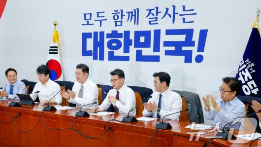 김병기 더불어민주당 대표 직무대행 겸 원내대표가 19일 오전 서울 여의도 국회에서 열린 정책조정회의에 참석해 추경안 노력에 애쓴 진성준 정책위의장 노고를 언급하며 손뼉치고 있다. 2025.6.19/뉴스1 ⓒ News1 안은나 기자