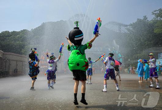 19일 경기 용인시 처인구 에버랜드에서 카니발 광장에서 시원한 물을 테마로 한 여름축제 '워터 페스티벌(Water Festival)' 리허설이 진행되고 있다. 이번 축제는 오는 20일부터 8월 24일까지 두 달여간 열린다. 2025.6.19/뉴스1 ⓒ News1 김진환 기자