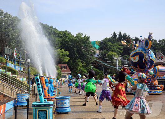 19일 경기 용인시 처인구 에버랜드에서 카니발 광장에서 시원한 물을 테마로 한 여름축제 '워터 페스티벌(Water Festival)' 리허설이 진행되고 있다. 이번 축제는 오는 20일부터 8월 24일까지 두 달여간 열린다. 2025.6.19/뉴스1 ⓒ News1 김진환 기자