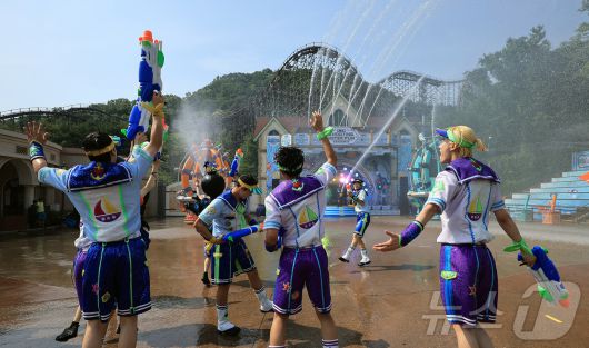 19일 경기 용인시 처인구 에버랜드에서 카니발 광장에서 시원한 물을 테마로 한 여름축제 '워터 페스티벌(Water Festival)' 리허설이 진행되고 있다. 이번 축제는 오는 20일부터 8월 24일까지 두 달여간 열린다. 2025.6.19/뉴스1 ⓒ News1 김진환 기자