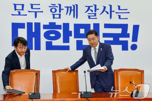 더불어민주당 문진석 원내수석부대표(왼쪽부터), 김병기 대표 직무대행 겸 원내대표가 19일 오전 서울 여의도 국회에서 열린 정책조정회의에 입장하고 있다. 2025.6.19/뉴스1 ⓒ News1 안은나 기자