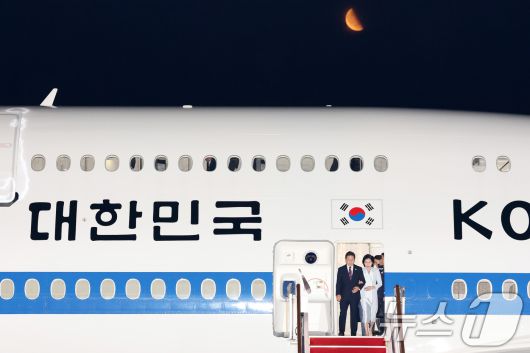 이재명 대통령과 부인 김혜경 여사가 19일 새벽 캐나다에서 열린 주요7개국(G7) 정상회의 참석을 마치고 경기도 성남 서울공항을 통해 귀국하고 있다. 2025.6.19/뉴스1 ⓒ News1 박세연 기자