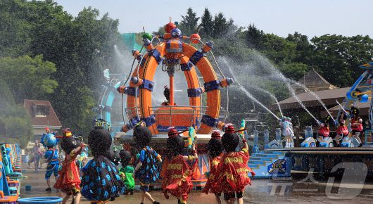 19일 경기 용인시 처인구 에버랜드에서 카니발 광장에서 시원한 물을 테마로 한 여름축제 '워터 페스티벌(Water Festival)' 리허설이 진행되고 있다. 이번 축제는 오는 20일부터 8월 24일까지 두 달여간 열린다. 2025.6.19/뉴스1 ⓒ News1 김진환 기자