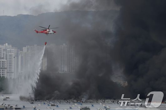 5월 17일 오전 광주 광산구 소촌동 금호타이어 광장공장에서 화재가 발생해 19일 소방당국이 소방헬기를 동원해 진화 작업을 하고 있다 2025.5.19/뉴스1 ⓒ News1 김태성 기자