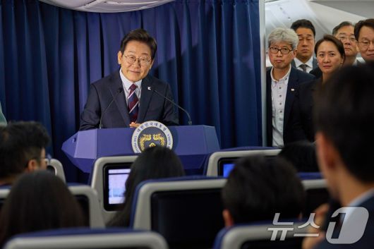 주요 7개국(G7) 정상회의에 참석하는 이재명 대통령이 16일(현지시간) 캐나다 앨버타주 캘거리로 향하는 공군 1호기에서 기자간담회를 하고 있다. (자료사진) /뉴스1 ⓒ News1 허경 기자