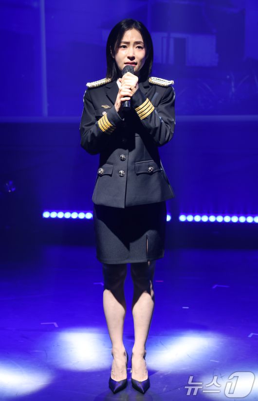 가수 홍자가 19일 오후 서울 종로구 CGV피카디리1958에서 열린 뮤직쇼 '트롯열차-피카디리역'의 프레스콜에서 열연을 펼치고 있다. '트롯열차-피카디리역'(이하 '트롯열차')은 스크린과 무대 고연이 합쳐진 새로운 형태의 무대로, 1970년대부터 2000년대까지 시대별 명곡 15곡으로 구성한 주크박스 형태의 공연이다. 2025.6.19/뉴스1 ⓒ News1 권현진 기자