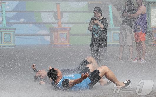 19일 경기 용인시 처인구 에버랜드에서 카니발 광장에서 시원한 물을 테마로 한 여름축제 '워터 페스티벌(Water Festival)' 리허설이 진행되고 있다. 이번 축제는 오는 20일부터 8월 24일까지 두 달여간 열린다. 2025.6.19/뉴스1 ⓒ News1 김진환 기자