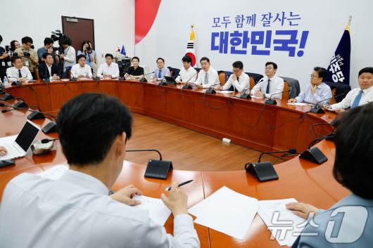 김병기 더불어민주당 대표 직무대행 겸 원내대표가 19일 오전 서울 여의도 국회에서 열린 정책조정회의에 참석해 모두 발언하고 있다. 2025.6.19/뉴스1 ⓒ News1 안은나 기자