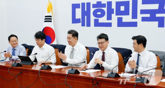 김병기 더불어민주당 대표 직무대행 겸 원내대표가 19일 오전 서울 여의도 국회에서 열린 정책조정회의에 참석해 추경안 노력에 애쓴 진성준 정책위의장 노고를 언급하며 손뼉치고 있다. 2025.6.19/뉴스1 ⓒ News1 안은나 기자