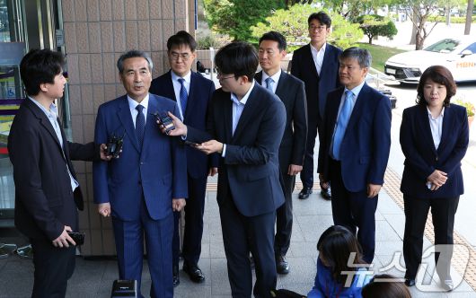 윤석열 전 대통령의 부인 김건희 여사 의혹 관련 사건을 맡은 민중기 특별검사가 19일 오전 경기도 정부과천청사 내 법무부와 고위공직자범죄수사처 방문을 마친 뒤 취재진의 질문에 답하고 있다. 이날 방문에는 김형근, 문홍주, 박상진, 오정희 특검보가 동행했다. 2025.6.19/뉴스1 ⓒ News1 박정호 기자