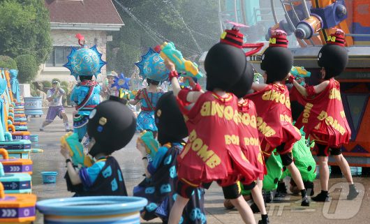 19일 경기 용인시 처인구 에버랜드에서 카니발 광장에서 시원한 물을 테마로 한 여름축제 '워터 페스티벌(Water Festival)' 리허설이 진행되고 있다. 이번 축제는 오는 20일부터 8월 24일까지 두 달여간 열린다. 2025.6.19/뉴스1 ⓒ News1 김진환 기자