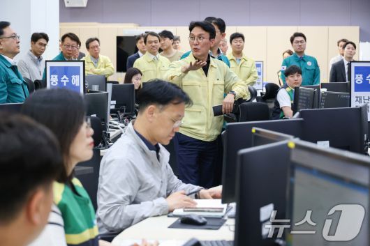 김민석 국무총리 후보자가 18일 서울 중구 서울시청 재난상황실을 방문해 장마예방 대비태세 현장 점검을 하고 있다. (국무총리 후보자 인사청문준비단 제공. 재판매 및 DB 금지) 2025.6.18/뉴스1 ⓒ News1 임세영 기자
