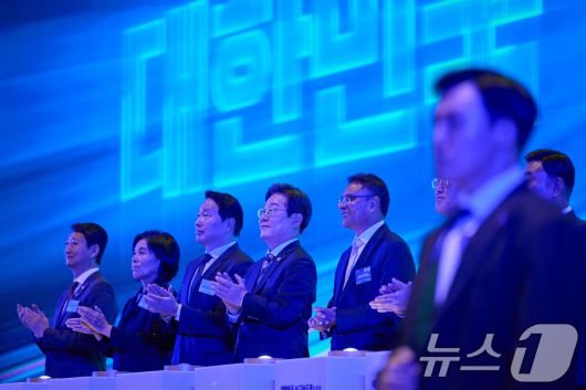 이재명 대통령이 20일 울산 울주군 울산전시컨벤션센터에서 열린 울산 인공지능(AI) 데이터 센터 출범식에서 참석자들과 함께 기념 세리머니를 하고 있다. (대통령실 제공. 재판매 및 DB 금지) 2025.6.20/뉴스1 ⓒ News1 박지혜 기자