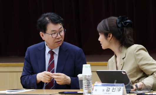 이한주 국정기획위원회 위원장(왼쪽)이 19일 오후 세종시 정부세종컨벤션센터에서 열린 국정기획위원회 고용노동부 업무보고에 참석하여 강선우 의원과 이야기를 나누고 있다. 2025.6.19/뉴스1 ⓒ News1 김기남 기자