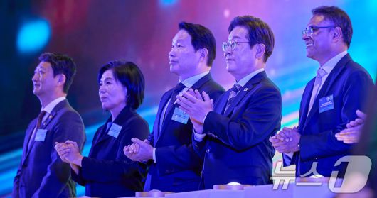 이재명 대통령이 20일 울산 울주군 울산전시컨벤션센터에서 열린 울산 인공지능(AI) 데이터 센터 출범식에서 참석자들과 함께 기념 세리머니를 하고 있다. (대통령실 제공. 재판매 및 DB 금지) 2025.6.20/뉴스1 ⓒ News1 박지혜 기자