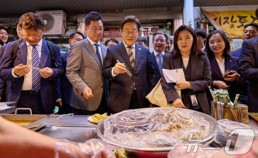 이재명 대통령이 20일 울산 울주군 언양알프스시장을 방문해 튀김 등 분식을 주문하고 있다. (대통령실 제공) 2025.6.20/뉴스1 ⓒ News1 박지혜 기자