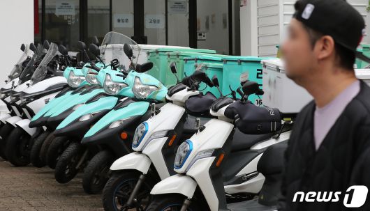 서울 강남구 논현동 배달의민족 자회사 '딜리버리N' 앞에 오토바이들이 주차되어 있다. 2023.5.5/뉴스1 ⓒ News1 김진환 기자