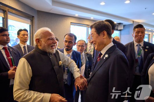 이재명 대통령과 나렌드라 모디 인도 총리가 17일(현지시간) 캐나다 앨버타주 캐내내스키스 주요 7개국(G7) 정상회의장에서 정상회담을 하고 있다.(이재명 대통령 SNS. 재판매 및 DB 금지) 2025.6.19/뉴스1 ⓒ News1 박지혜 기자