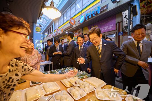 이재명 대통령이 20일 울산 울주군 언양알프스시장을 방문하고 있다. (대통령실 제공) 2025.6.20/뉴스1 ⓒ News1 박지혜 기자