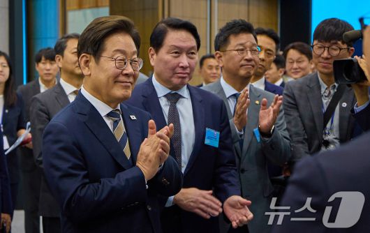 이재명 대통령이 20일 울산 울주군 울산전시컨벤션센터에서 열린 인공지능(AI) 글로벌 협력 기업 간담회 뒤 최태원 회장과 AI 제품·서비스 시연을 참관하고 있다. (대통령실 제공. 재판매 및 DB 금지) 2025.6.20/뉴스1 ⓒ News1 박지혜 기자