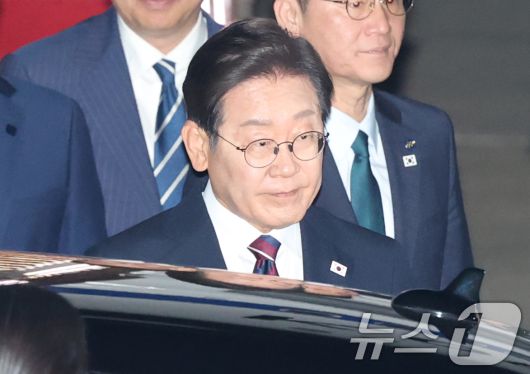 이재명 대통령이 19일 새벽 캐나다에서 열린 주요7개국(G7) 정상회의 참석을 마치고 경기도 성남 서울공항을 통해 귀국해 차량에 오르고 있다. 2025.6.19/뉴스1 ⓒ News1 박세연 기자