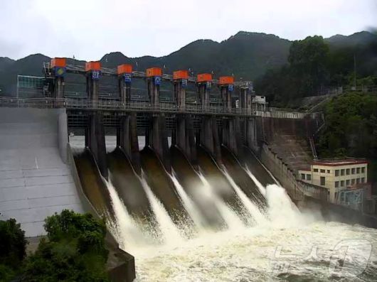 충북 괴산 괴산댐이 홍수 대비를 위해 20일 전체 수문을 열고 방류를 하고 있다. 2025.6.20/뉴스1 ⓒ News1 이성기 기자