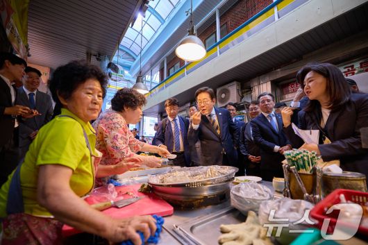 이재명 대통령이 20일 울산 울주군 언양알프스시장을 방문해 분식을 즐기고 있다. (대통령실 제공) 2025.6.20/뉴스1 ⓒ News1 박지혜 기자