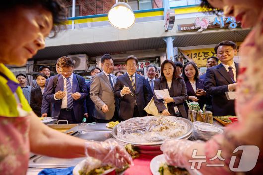 이재명 대통령이 20일 울산 울주군 언양알프스시장을 방문해 튀김 등 분식을 주문하고 있다. (대통령실 제공) 2025.6.20/뉴스1 ⓒ News1 박지혜 기자