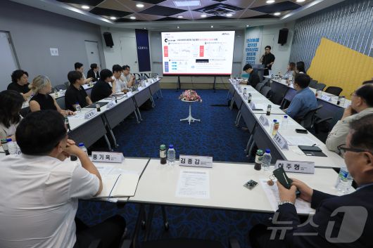 최인영 메타디엑스 부대표가 20일 오후 경기도 성남시 분당구 판교스타트업 캠퍼스에서 열린 반려동물 육성 협의회의 반려산업 생태계 참여자 간담회에서 반려동물산업과 수의사 업계 동향에 대한 발표를 하고 있다. 2025.6.20/뉴스1 ⓒ News1 박정호 기자