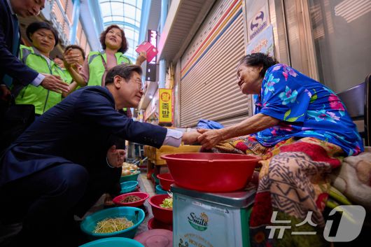 이재명 대통령이 20일 울산 울주군 언양알프스시장을 방문해 상인과 인사를 나누고 있다. (대통령실 제공) 2025.6.20/뉴스1 ⓒ News1 박지혜 기자