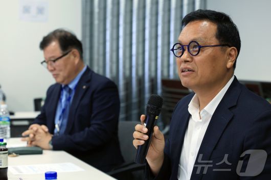 홍기옥 농림축산식품부 과장이 20일 오후 경기도 성남시 분당구 판교스타트업 캠퍼스에서 열린 반려동물 육성 협의회의 반려산업 생태계 참여자 간담회에서 인사말을 하고 있다. 2025.6.20/뉴스1 ⓒ News1 박정호 기자