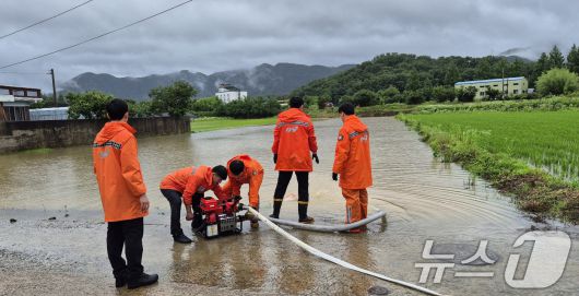 21일 오전 9시쯤 전남 담양군 창평면 한 마을에서 하천이 범람해 소방당국이 안전조치를 하고 있다. (전남소방 제공. 재판매 및 DB 금지) 2025.6.21/뉴스1