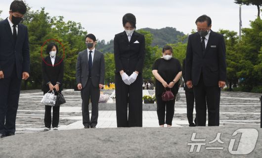 윤석열 전 대통령의 부인 김건희 여사의 수행비서 유경옥 씨가 건진법사 전성배 씨에게 ‘여사 선물용’ 샤넬백을 전달 받은 정황을 검찰이 포착한 것으로 알려졌다.2025.5.21/뉴스1