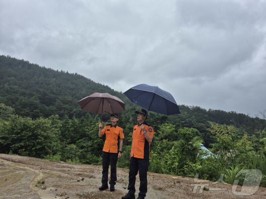 최용철 전남소방본부장이 21일 화순군 한천면 태양광 시설을 찾아 산사태 등 집중호우 피해 우려 지역에 대한 현장 확인을 하고 있다. 전남소방은 전날부터 비상1단계를 가동해 관서장 중심으로 집중호우 피해 우려 지역 685개소에 대한 확인과 순찰 활동을 하고 있다. (전남소방제공. 재판매 및 DB 금지) 2025.6.21/뉴스1