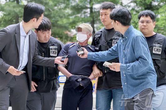 살인 혐의를 받는 A 씨(60대)는 21일 오후 1시 40분쯤 구속 전 피의자심문(영장실질심사)을 받기 위해 인천 미추홀구 소재 인천지법 영장심사장에 모습을 드러냈다. ⓒ News1 박소영 기자