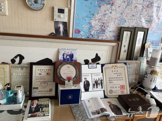 평생 미용 봉사를 해온 김광주 씨(87)의 광주 북구 용봉동에 위치한 아파트에 각종 표창이 진열돼 있는 모습.2025.6.21/뉴스1