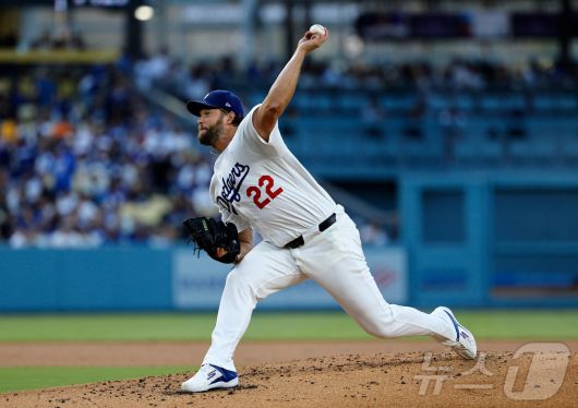 LA 다저스 투수 클레이튼 커쇼는 21일(한국시간) 열린 2025 메이저리그 워싱턴 내셔널스와 홈 경기에 선발 등판해 5이닝을 2실점으로 막고 시즌 3승째를 기록했다. ⓒ AFP=뉴스1