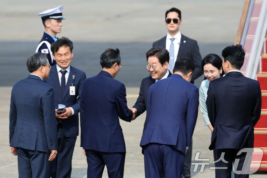 이재명 대통령이 출국하며 김병기 더불어민주당 원내대표와 인사를 나누고 있다. 2025.6.16/뉴스1 ⓒ News1 박정호 기자