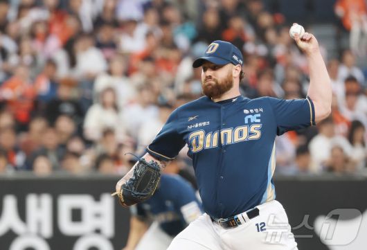 18일 대전 한화생명볼파크에서 열린 프로야구 '2025 신한 SOL 뱅크 KBO리그' 한화 이글스와 NC 다이노스 경기에서 NC 로건이 투구하고 있다. 2025.4.18/뉴스1 ⓒ News1 김기남 기자