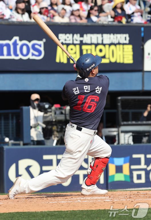 19일 오후 서울 송파구 잠실야구장에서 열린 프로야구 '2024 신한 SOL 뱅크 KBO리그' 롯데 자이언츠와 두산 베어스의 경기, 7회초 무사 2루 롯데 김민성이 동점 2점 홈런을 친 뒤 타구를 살피고 있다. 2024.5.19/뉴스1 ⓒ News1 박지혜 기자