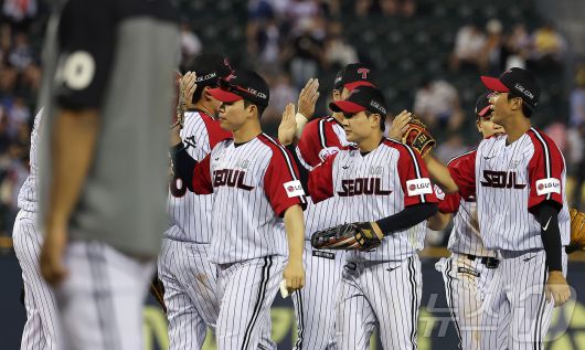 22일 오후 서울 송파구 잠실야구장에서 열린 프로야구 '2025 신한 SOL뱅크 KBO 리그' LG 트윈스와 두산 베어스의 경기, 13대5 대승을 거둔 LG 선수들이 기쁨을 나누고 있다. 2025.6.22/뉴스1 ⓒ News1 김진환 기자