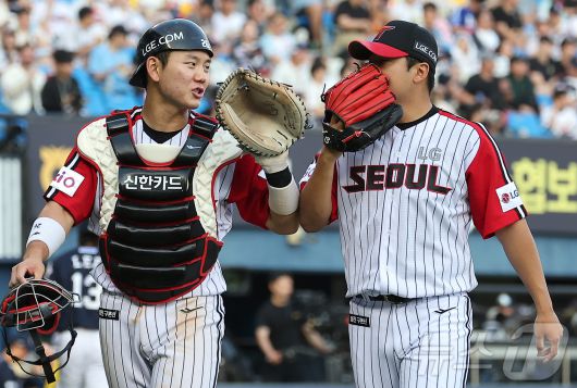 22일 오후 서울 송파구 잠실야구장에서 열린 프로야구 '2025 신한 SOL뱅크 KBO 리그' LG 트윈스와 두산 베어스의 경기, LG 선발 송승기와 포수 이주헌(왼쪽)이 5회초 이닝을 마친 뒤 서로를 독려하며 더그아웃으로 향하고 있다. 2025.6.22/뉴스1 ⓒ News1 김진환 기자