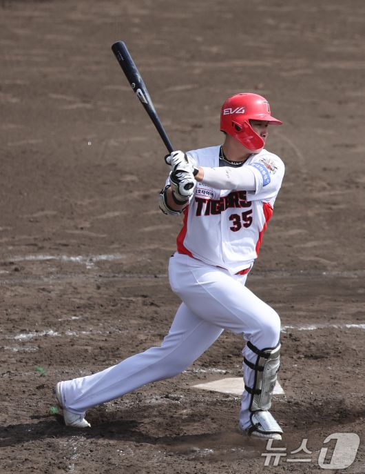 KIA 김석환이 27일 일본 오키나와 킨 야구장에서 열린 LG 트윈스와 KIA 타이거즈 연습경기에 타격하고 있다. 2025.2.27/뉴스1 ⓒ News1 허경 기자