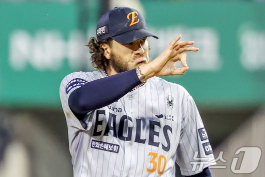 28일 오후 서울 송파구 잠실야구장에서 열린 프로야구 '2025 신한 SOL뱅크 KBO 리그' 한화 이글스와 LG 트윈스의 경기 6회말 무사 주자 없는 상황에서 한화 선발 폰세가 LG 박해민을 송구아웃 시킨 뒤 포수와 사인을 주고받고 있다. 2025.5.28/뉴스1 ⓒ News1 민경석 기자