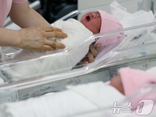 서울 구로구 고려대학교 구로병원 신생아실에서 아이가 울음을 터뜨리고 있다.ⓒ News1 황기선 기자