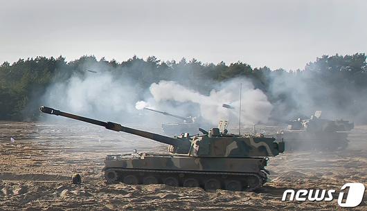 2023년 2월 폴란드 토룬 포병사격장에서 한화에어로스페이스가 수출한 K9 자주포가 표적을 향해 포탄을 발사하는 모습<자료사진> (국방부 제공). 2023.2.24/뉴스1