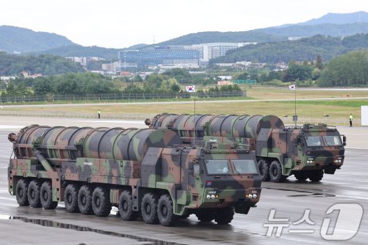 지난해 10월 1일 경기도 성남 서울공항에서 열린 건군 제76주년 국군의 날 기념식에 등장한 고위력 지대지 탄도미사일 현무-5. 2024.10.1/뉴스1 ⓒ News1 김도우 기자