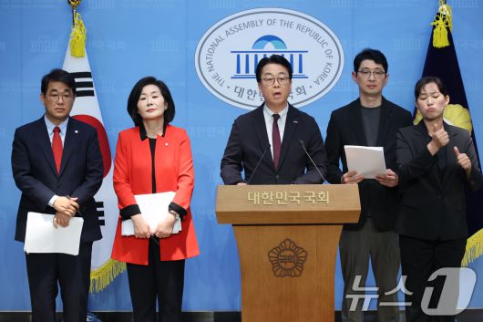 국회 국무총리 인사청문특별위원회 국민의힘 의원들이 23일 오전 서울 여의도 국회 소통관에서 기자회견을 열고 김민석 총리 후보자의 자진 사퇴를 촉구하고 있다. 왼쪽부터 배준영, 김희정, 곽규택, 주진우 의원. 2025.6.23/뉴스1 ⓒ News1 이광호 기자