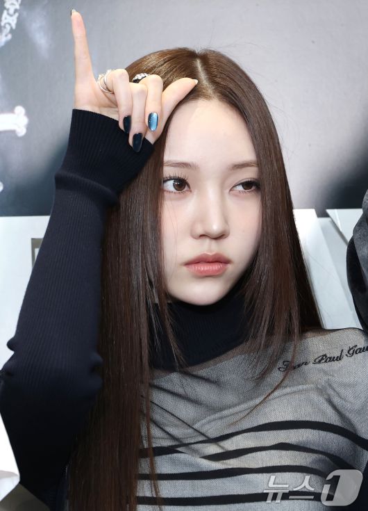 혼성 5인 그룹 올데이프로젝트(ALLDAY PROJECT) 영서가 23일 서울 강남구 일상비일상의틈byU+에서 열린 데뷔 싱글 '페이머스'(FAMOUS) 발매 기념 팝업 스토어 포토콜 행사에서 포즈를 취하고 있다. ⓒ News1 권현진 기자